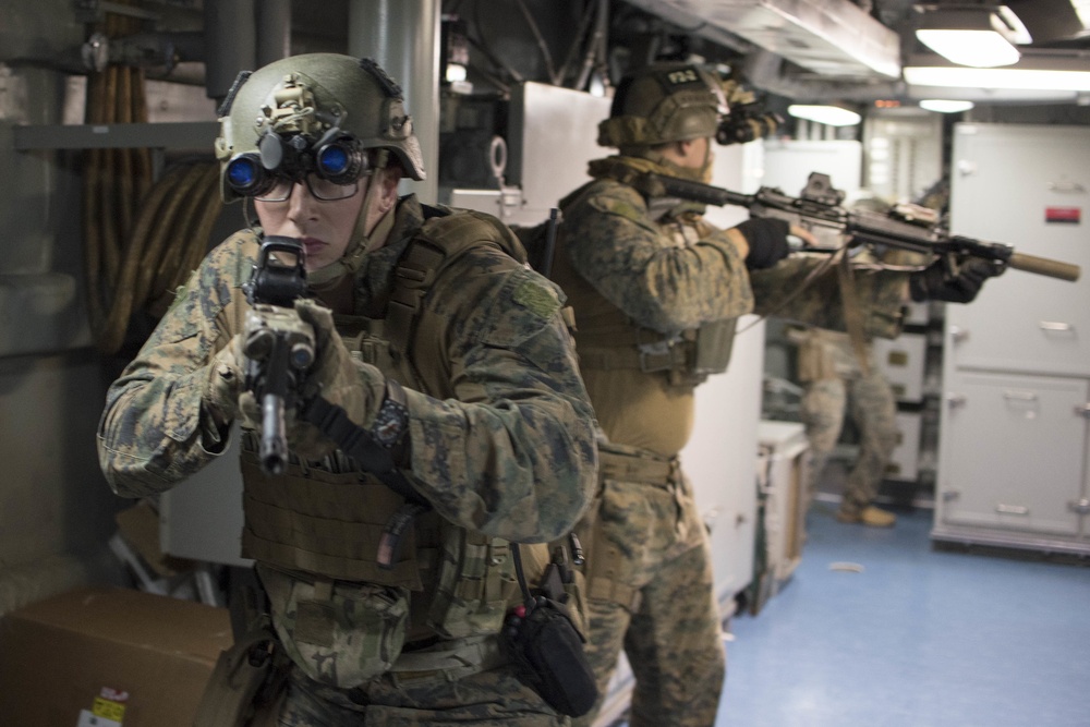 Marine RECON Training aboard USS Bonhomme Richard (LHD 6)