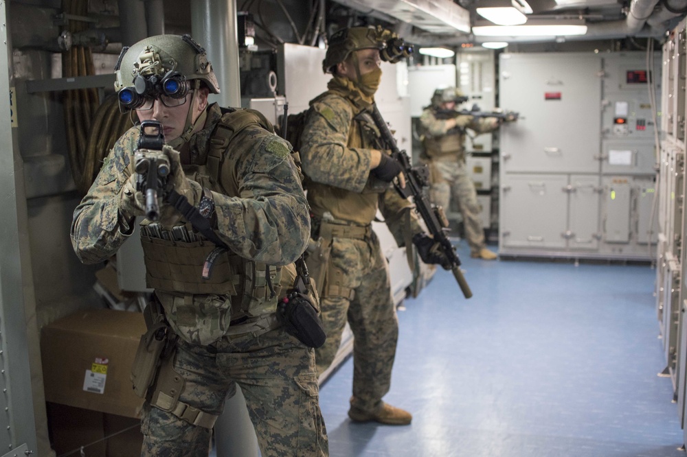 Marine RECON Training aboard USS Bonhomme Richard (LHD 6)