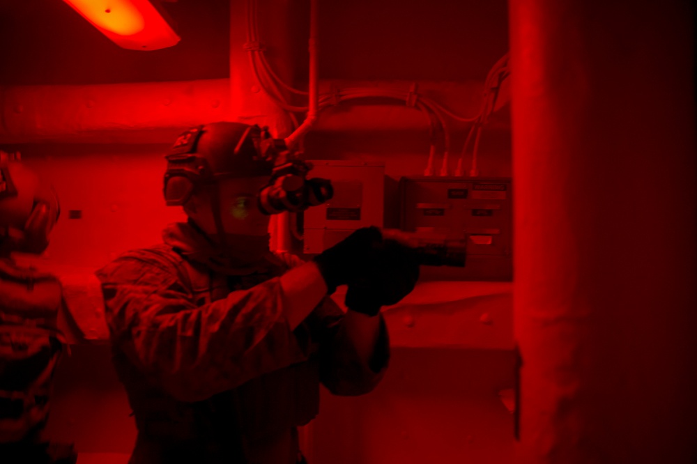 Marine RECON Training aboard USS Bonhomme Richard (LHD 6)