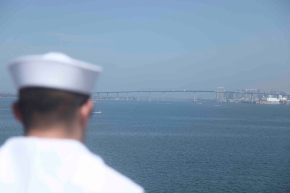 15th MEU, America ARG man the rails