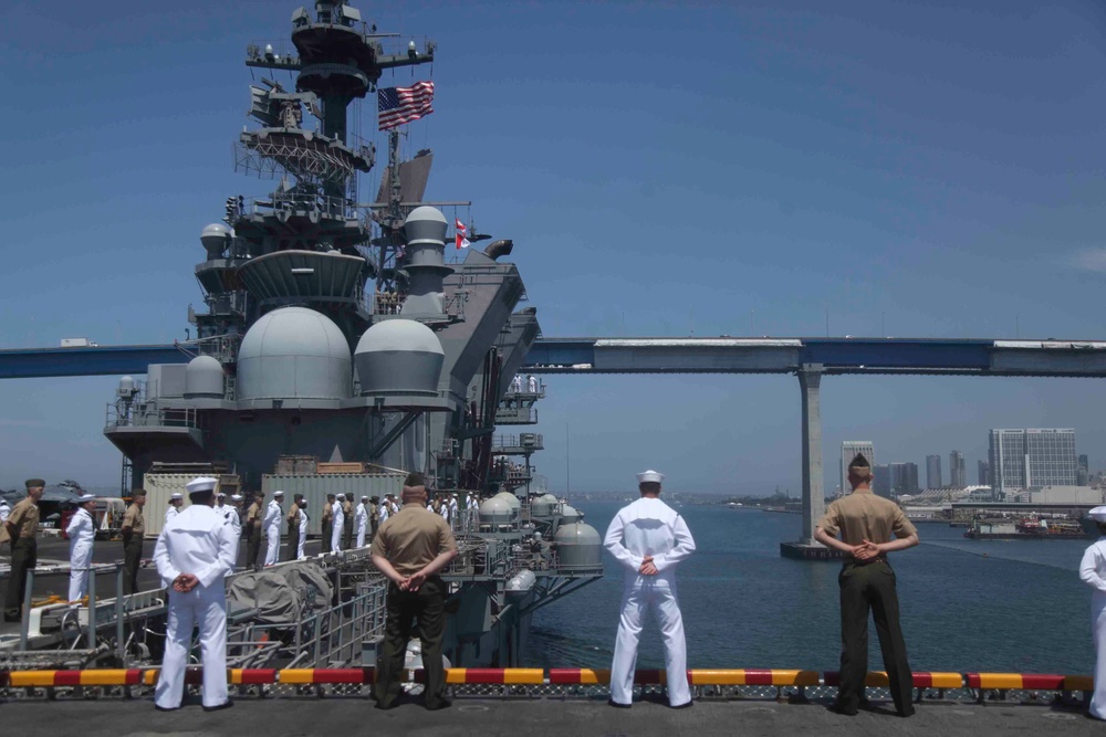 15th MEU, America ARG man the rails