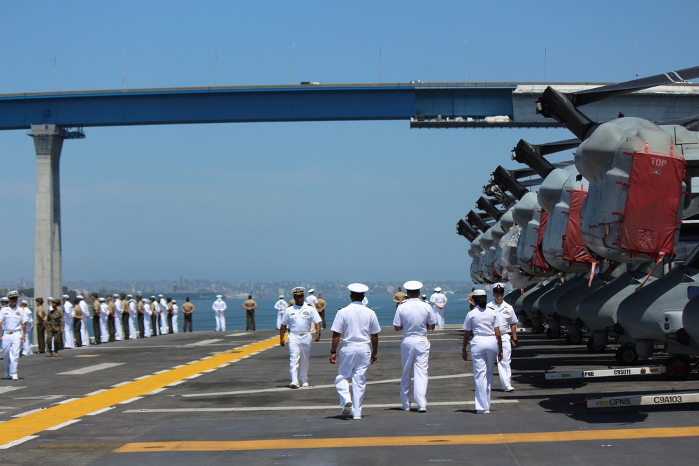 15th MEU, America ARG man the rails