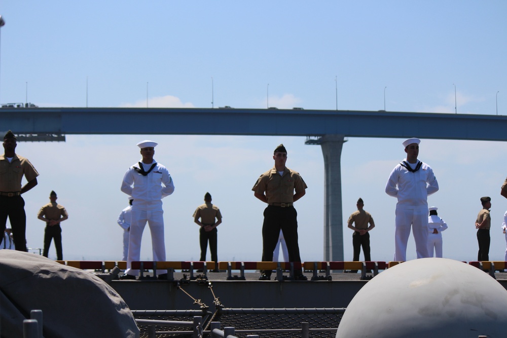 15th MEU, America ARG man the rails