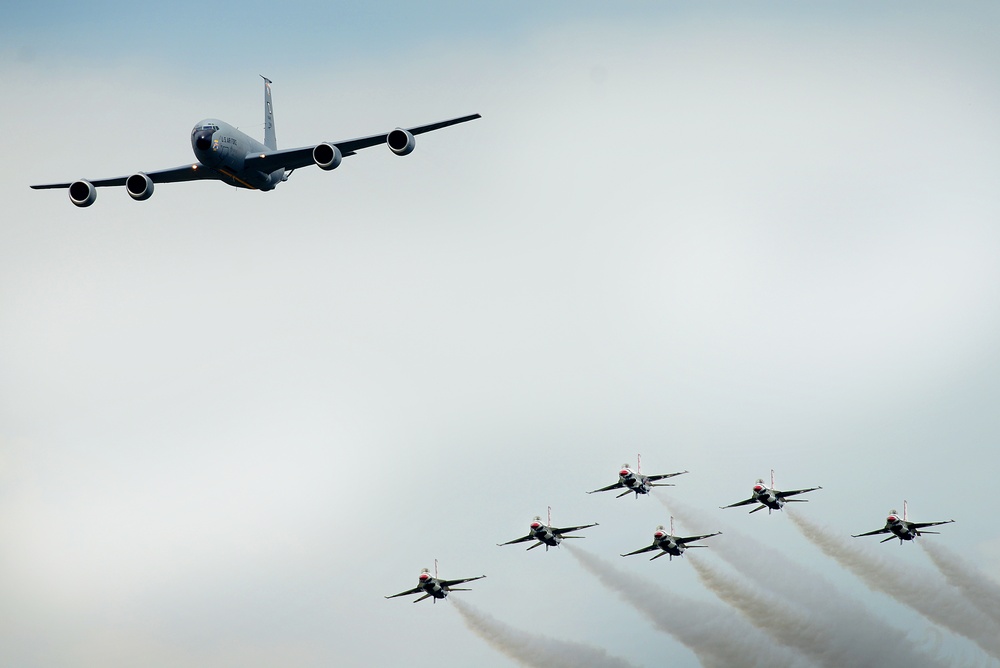 Thunderbirds soar over RAF Lakenheath