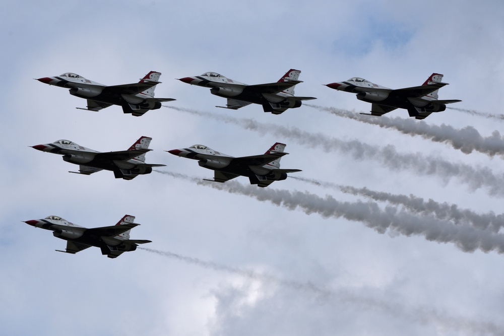 Thunderbirds soar over RAF Lakenheath