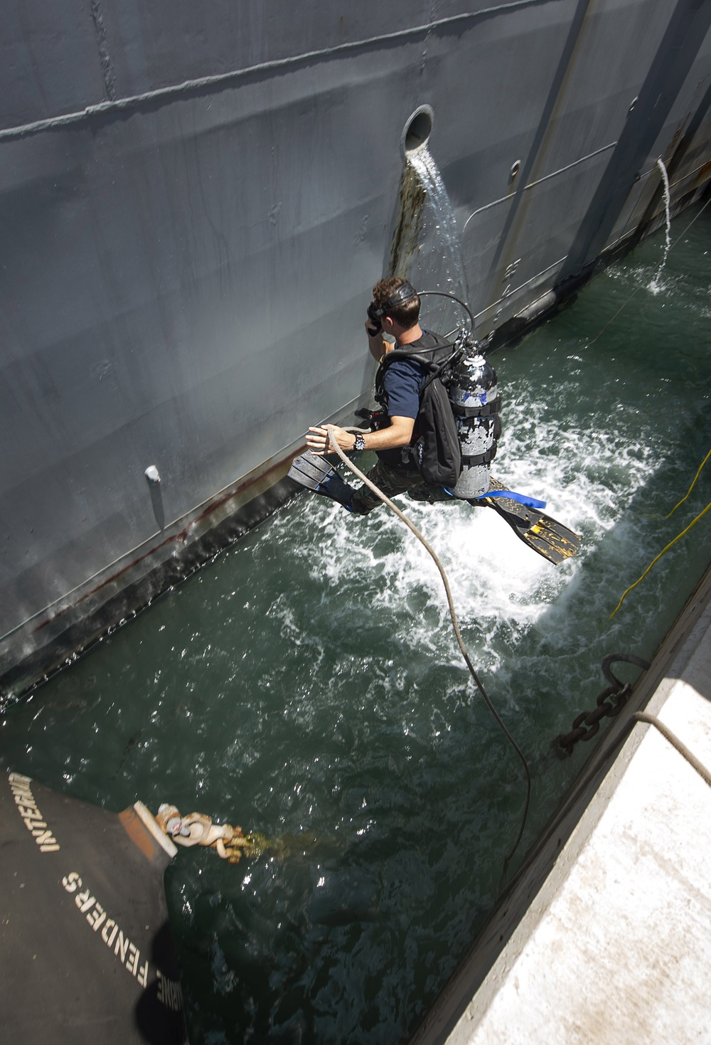 MARMC and FDRMC Divers Perform Ship Husbandry Dives in Support of USS Porter.