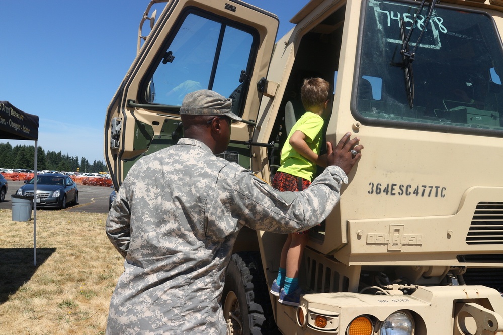 364th ESC soldiers support Arlington Fly-In