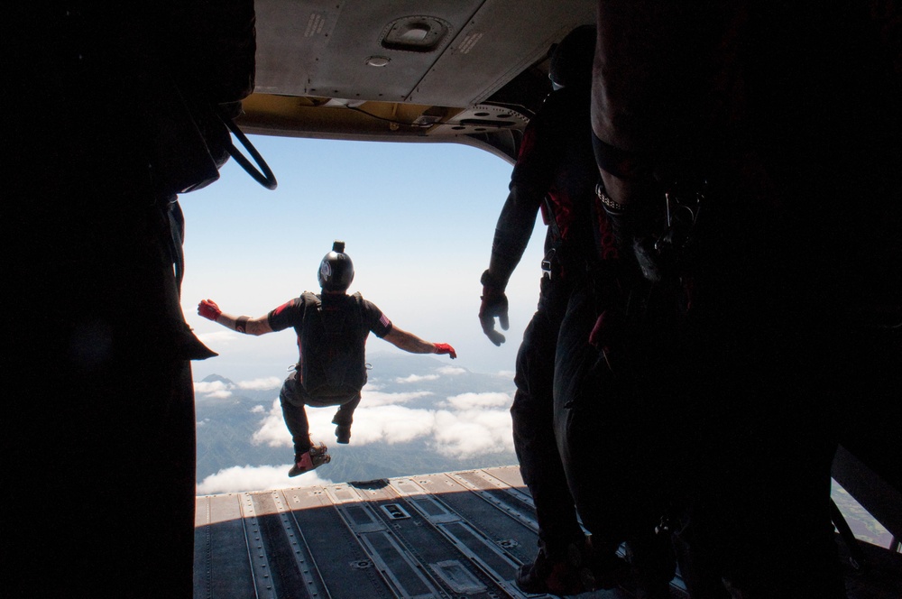 Black Daggers pierce the skies above Schofield Barracks