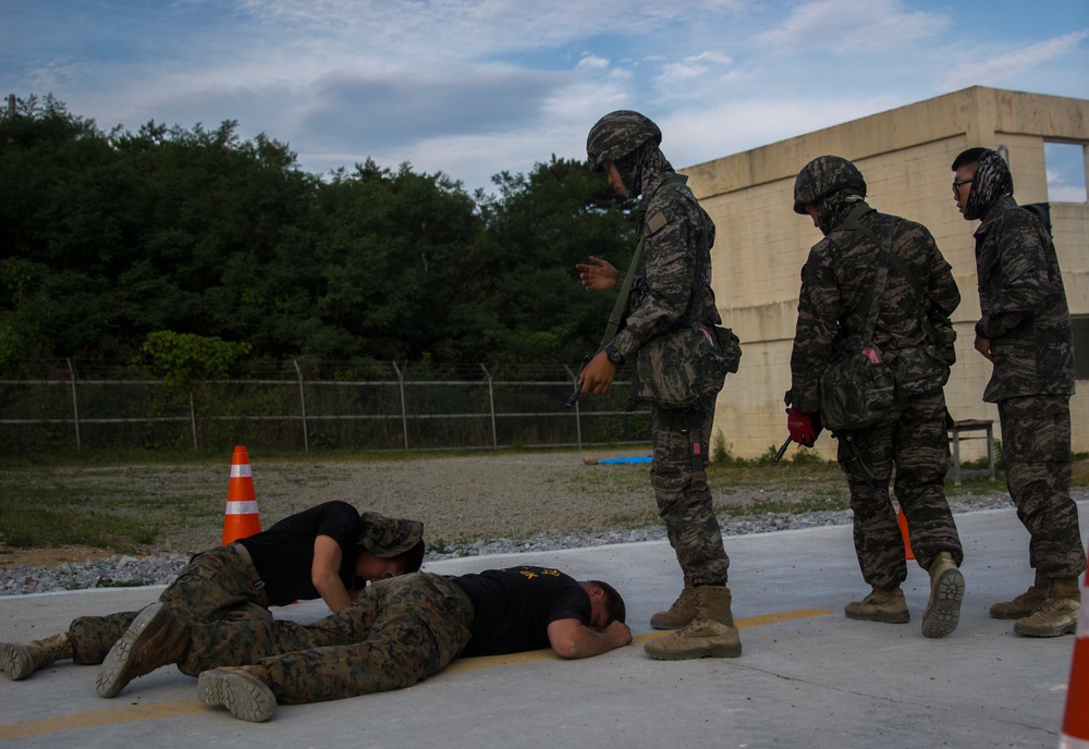 U.S., ROK CBRN Marines fight an unseen enemy
