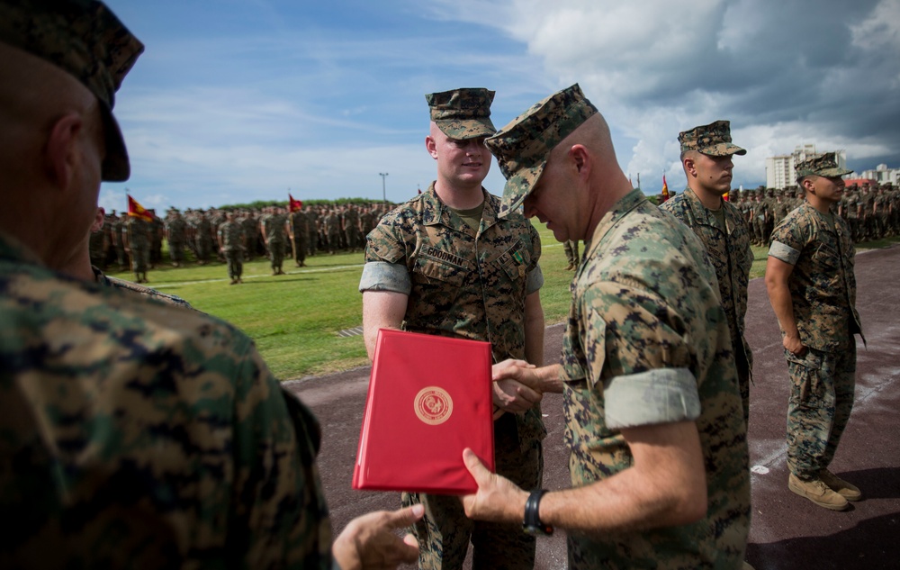 Marines awarded for saving life on Mt. Fuji