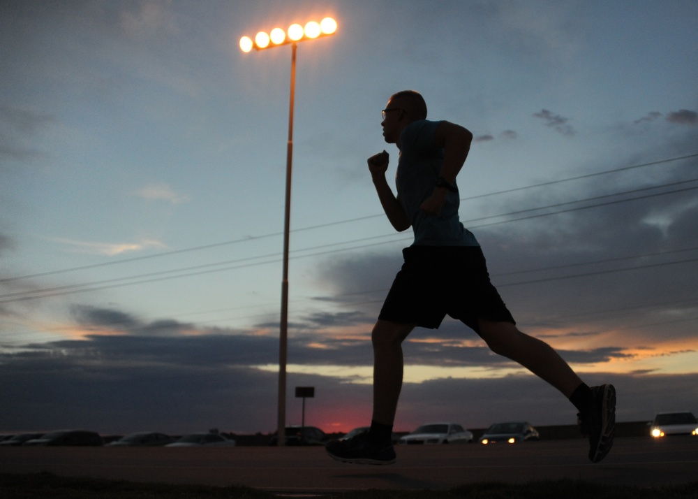 Luke hosts run clinic, maintains fit to fight Airmen