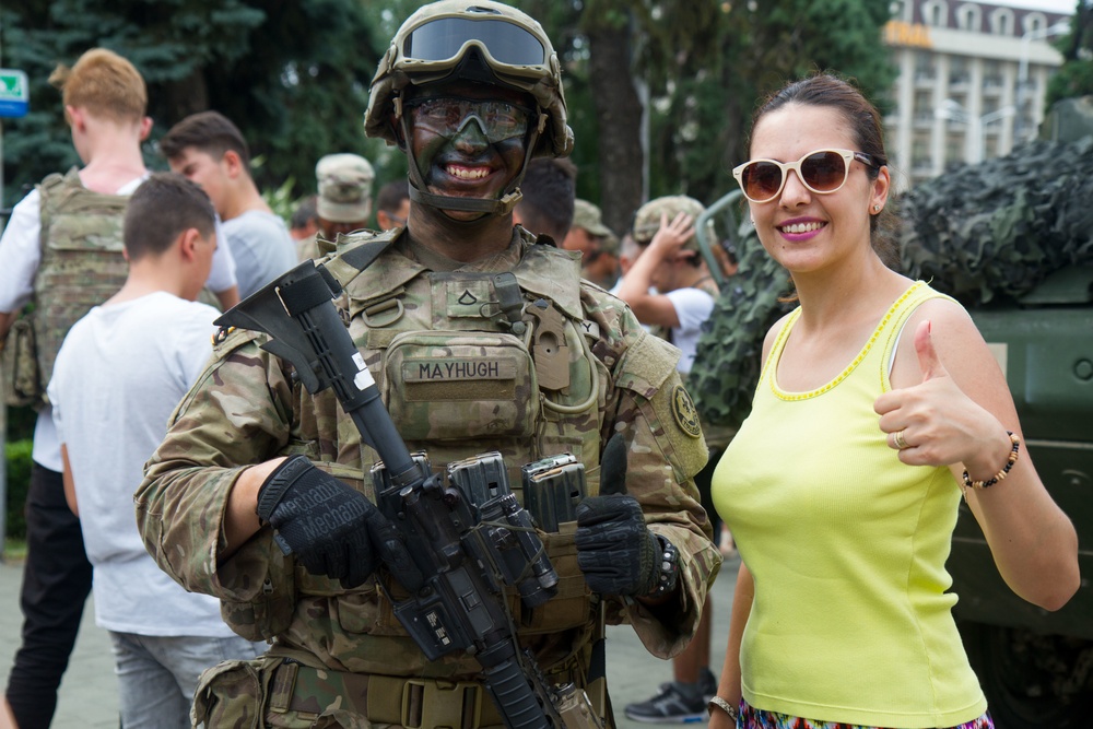 "Dragoons" roll strykers into city center for static display