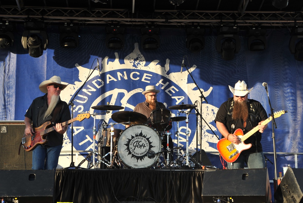 Sundance Head performs for Team Beale