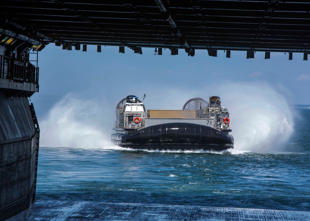 Landing aboard the U.S.S Iwo Jima; 26th MEU begins PMINT