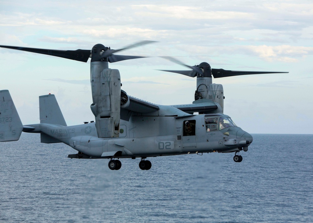 Navy-Marine Corps team trains together during flight operations