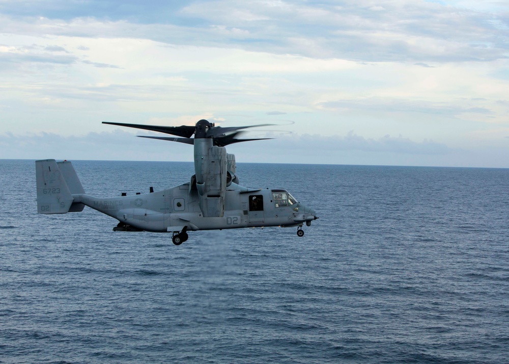 Navy-Marine Corps team trains together during flight operations