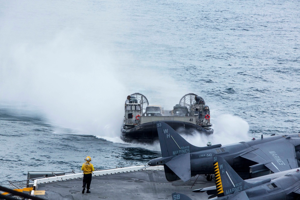 Navy-Marine Corps team trains together during flight operations