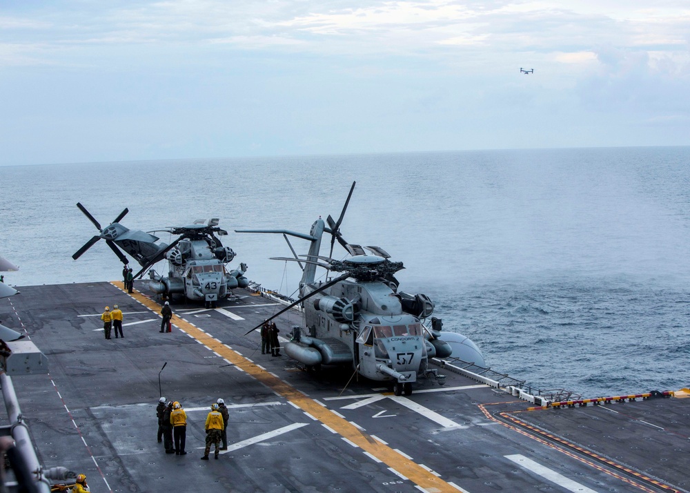 Navy-Marine Corps team trains together during flight operations