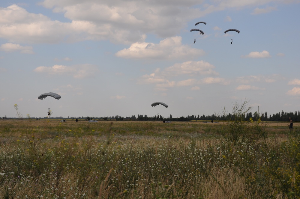 U.S. Naval Special Warfare Operators conduct joint airborne operations with Ukrainian forces at Sea Breeze 17