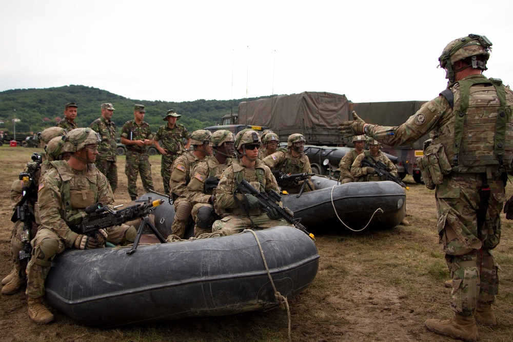 2d Cav Regt. engineers train on Zodiac boats