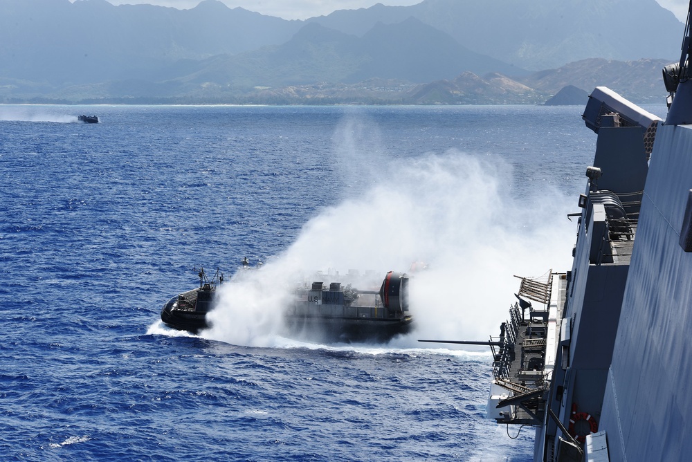 USS San Diego &amp; ACU-5 LCAC Ops at SUSTEX