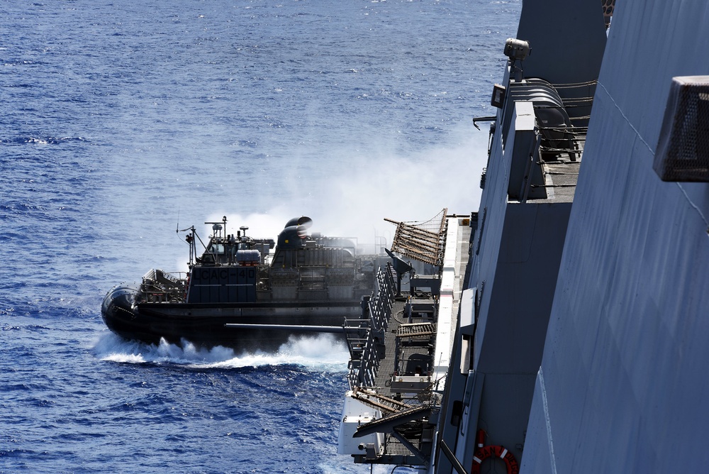 USS San Diego &amp; ACU-5 LCAC Ops at SUSTEX