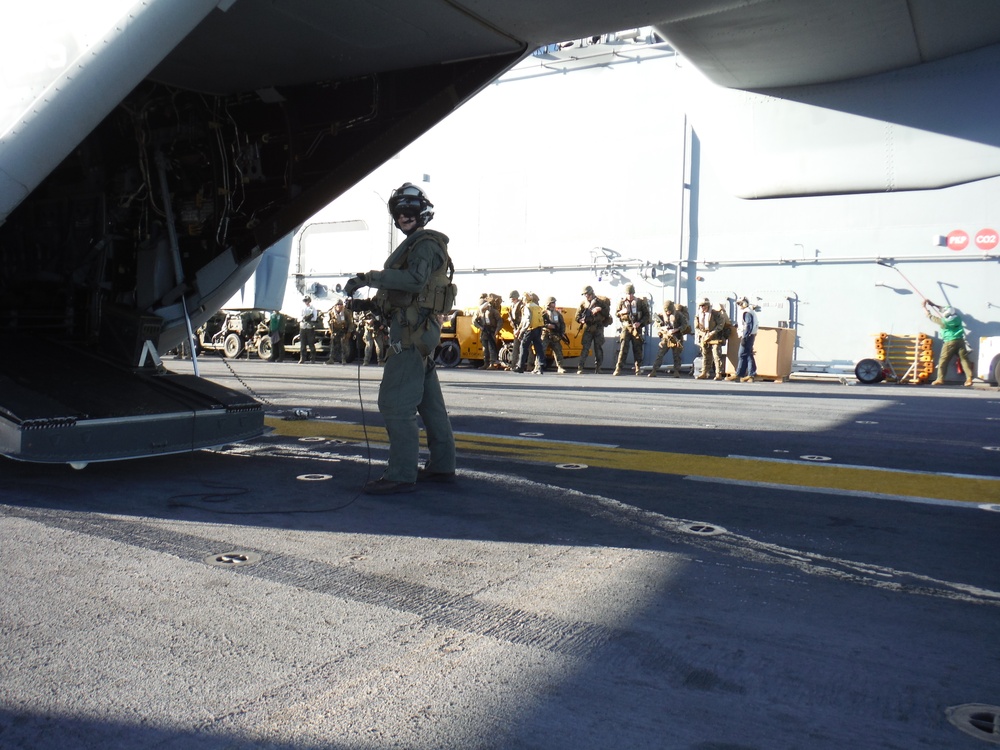 31st MEU Forward Command Element inserts ashore during Talisman Saber 17