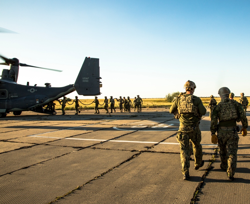 U.S. Naval Special Warfare Operators board CV-22 Osprey in Mykolaiv, Ukraine during Sea Breeze 17