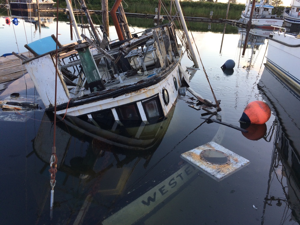 Coast Guard responds to sunken fishing vessel in Oregon