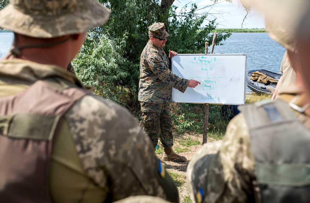 Marines conduct Zodiac boat training with Ukrainians during Sea Breeze 17