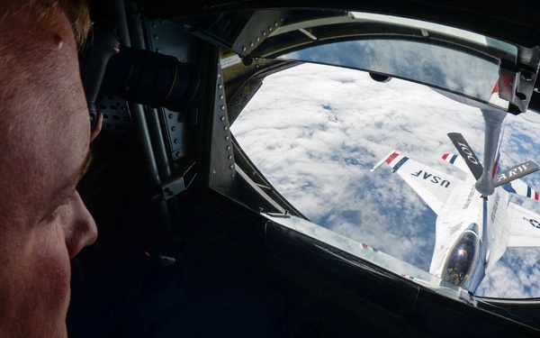 100th ARW Tankers refuel Thunderbirds, F-22