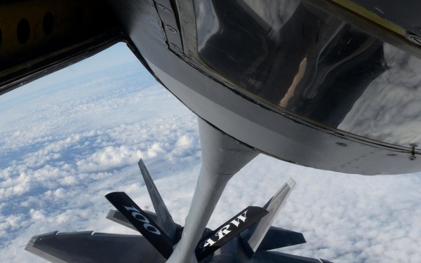 100th ARW Tankers refuel Thunderbirds, F-22s