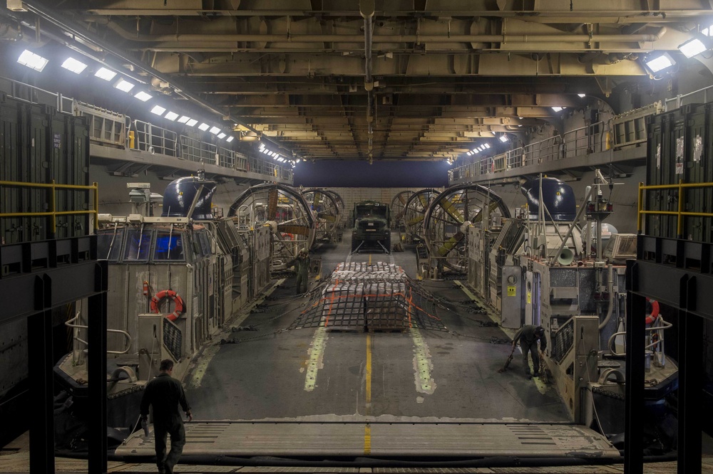 USS Bonhomme Richard (LHD 6) LCAC Operations