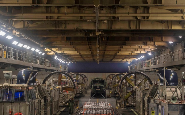 USS Bonhomme Richard (LHD 6) LCAC Operations