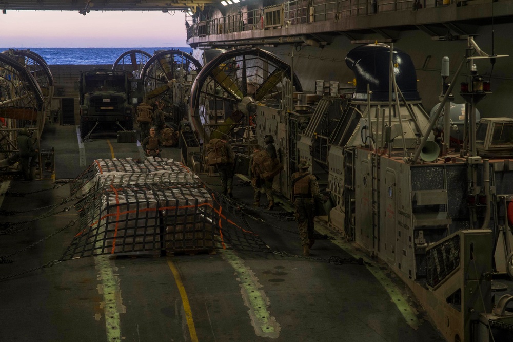 USS Bonhomme Richard (LHD 6) LCAC Operations