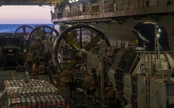 USS Bonhomme Richard (LHD 6) LCAC Operations