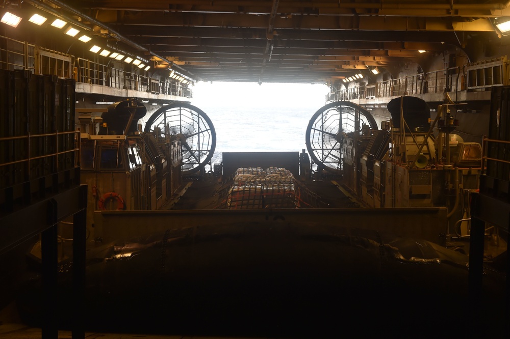 USS Bonhomme Richard (LHD 6) LCAC Operations