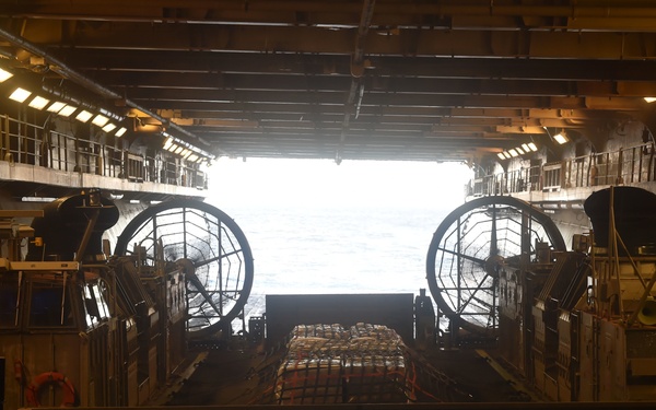 USS Bonhomme Richard (LHD 6) LCAC Operations