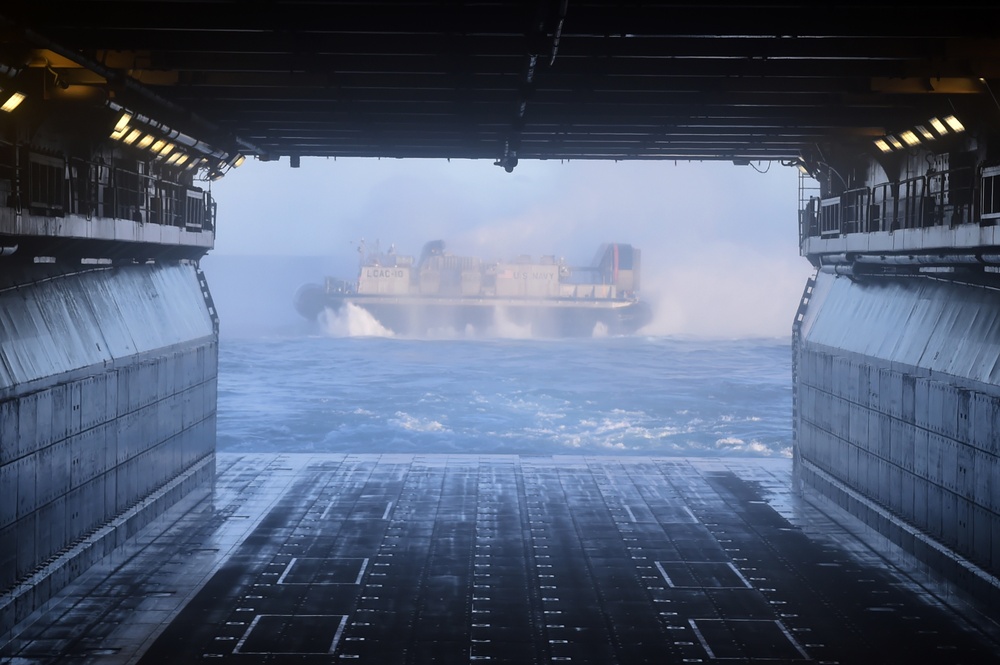 USS Bonhomme Richard (LHD 6) LCAC Operations