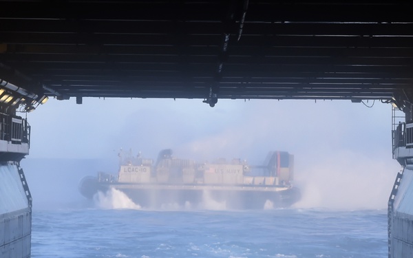 USS Bonhomme Richard (LHD 6) LCAC Operations