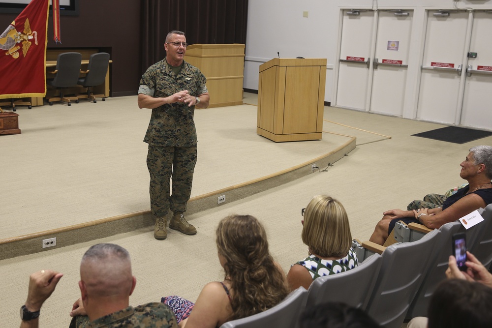 Commandant of the Marine Corps promotes new II MEF CG