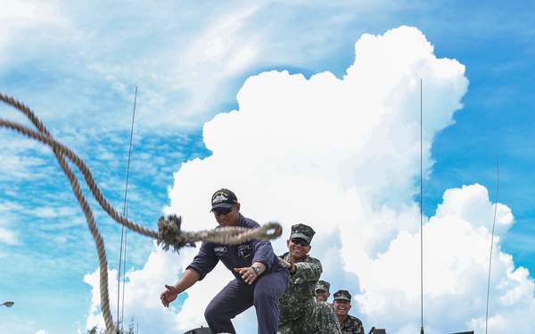 Philippine Marines train on American base for first time ever