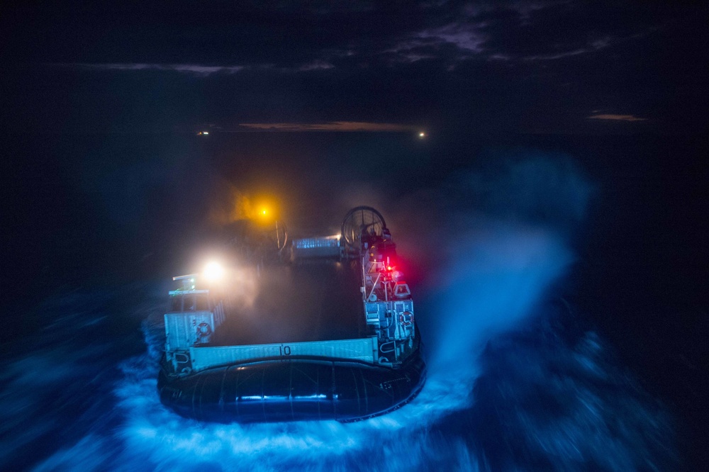 USS Bonhomme Richard (LHD 6) LCAC Operations