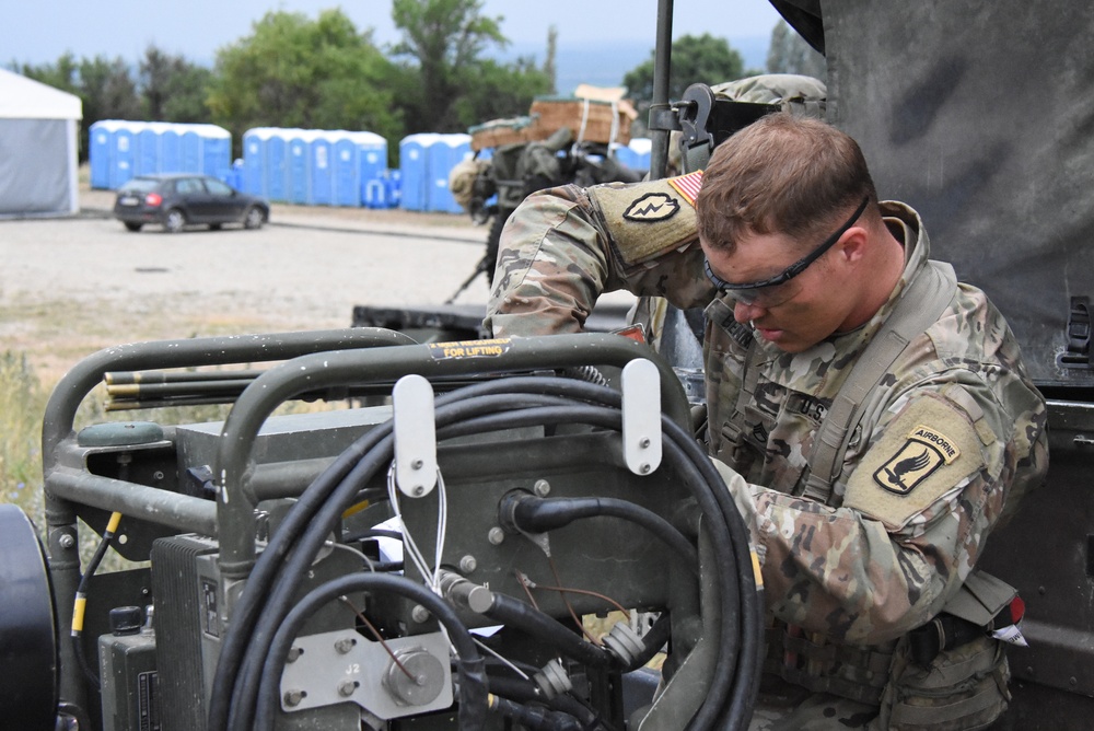 173rd Airborne Brigade moves Howitzers to Bezmer Airbase