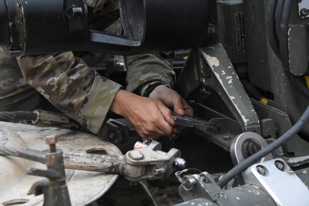 173rd Airborne Brigade moves Howitzers to Bezmer Airbase