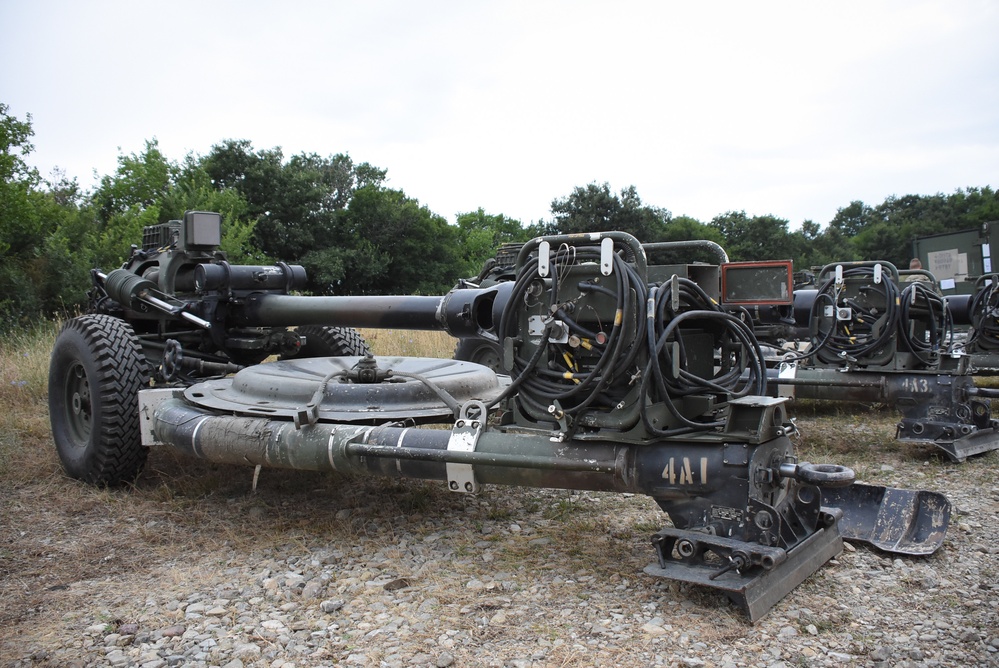 173rd Airborne Brigade moves Howitzers to Bezmer Airbase