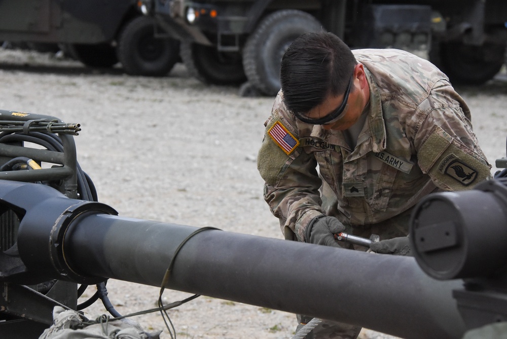 173rd Airborne Brigade moves Howitzers to Bezmer Airbase