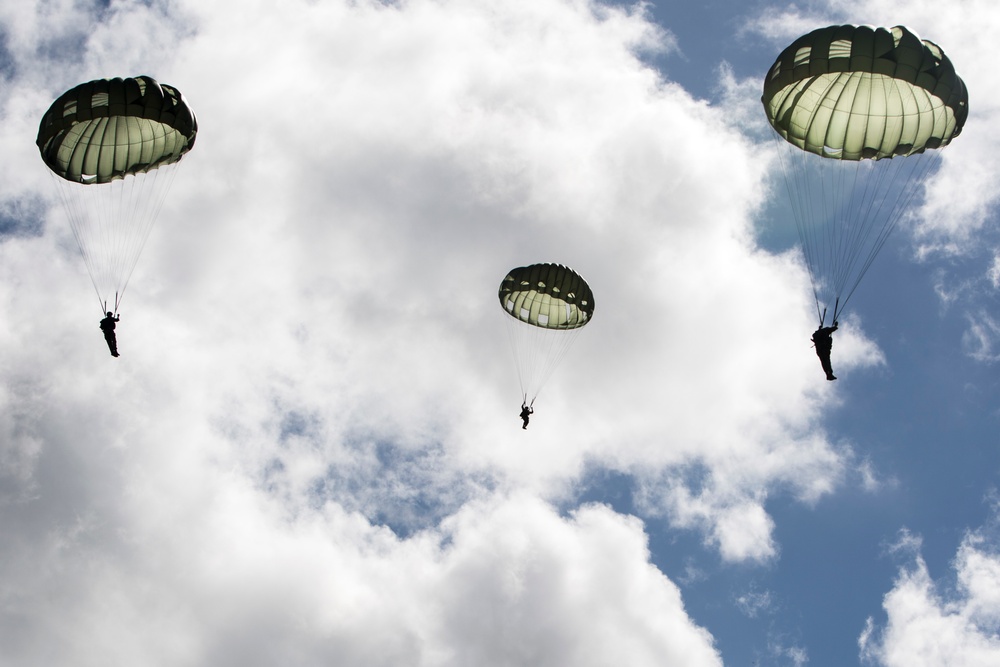 Drop feet first: Recon Marines conduct airborne jumps