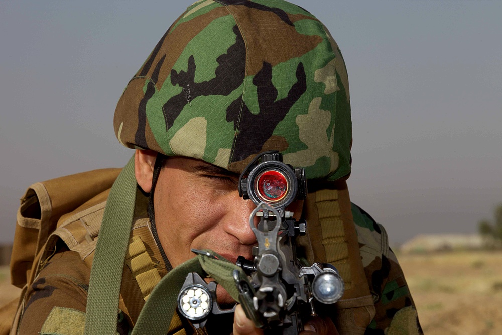 Iraqi army rangers participate in air mobile familiarization training