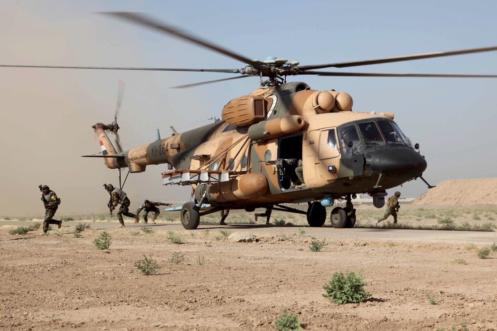 Iraqi army rangers participate in air mobile familiarization training